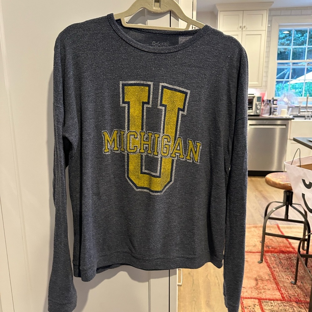 Women’s Retro Brand Long Sleeved Michigan University Pull Over (Medium)